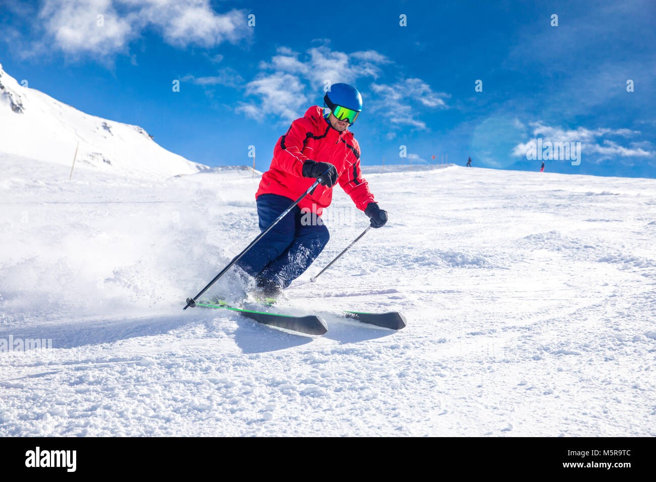 Man Skifahren auf der präparierten Piste mit neuen, frischen Pulverschnee in den Tiroler Alpen, Zillertal, Österreich Stockfoto