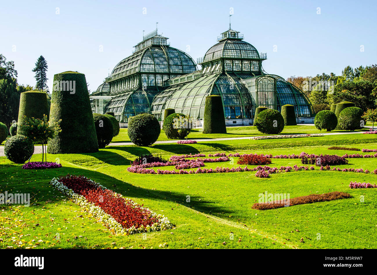 Das Palmenhaus in Schönbrunn Gardens ist einer der letzten seiner Art; ein Riese aus Stahl und Glas über 110 m lang. Stockfoto