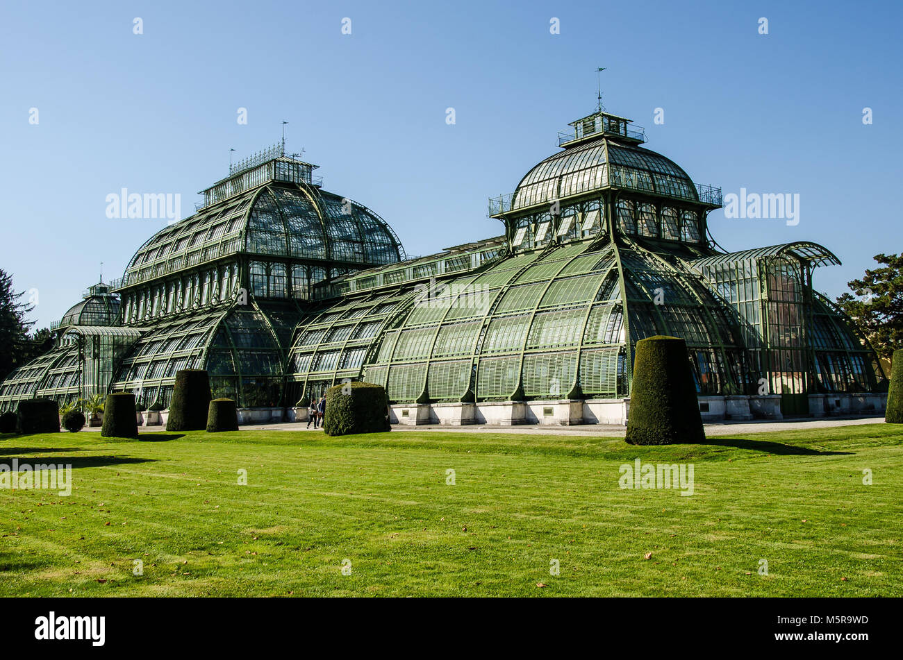 Das Palmenhaus in Schönbrunn Gardens ist einer der letzten seiner Art; ein Riese aus Stahl und Glas über 110 m lang. Stockfoto