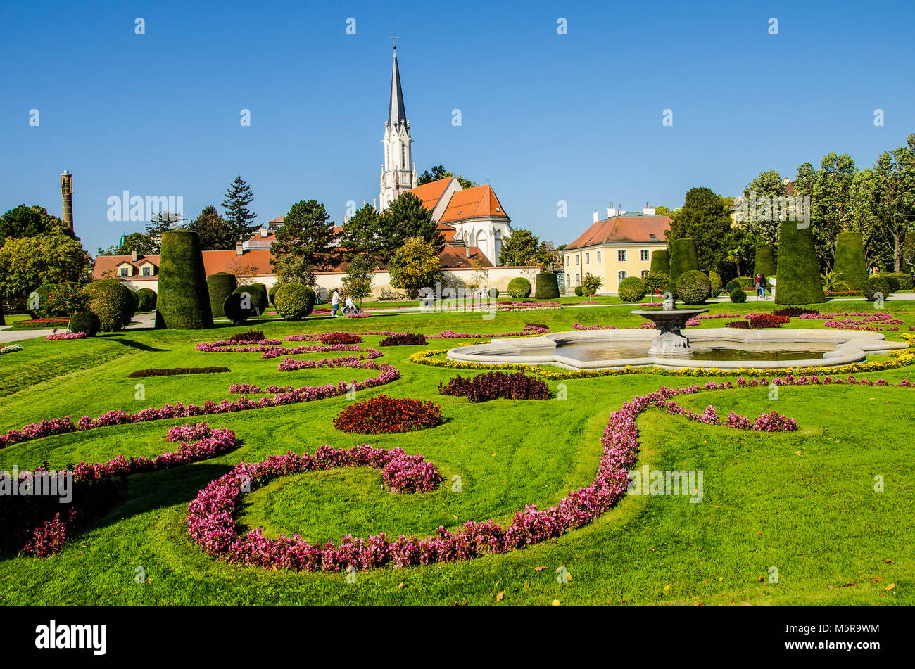 Das Palmenhaus in Schönbrunn Gardens ist einer der letzten seiner Art; ein Riese aus Stahl und Glas über 110 m lang. Stockfoto
