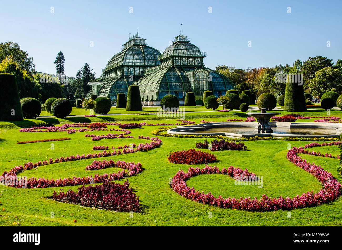 Das Palmenhaus in Schönbrunn Gardens ist einer der letzten seiner Art; ein Riese aus Stahl und Glas über 110 m lang. Stockfoto