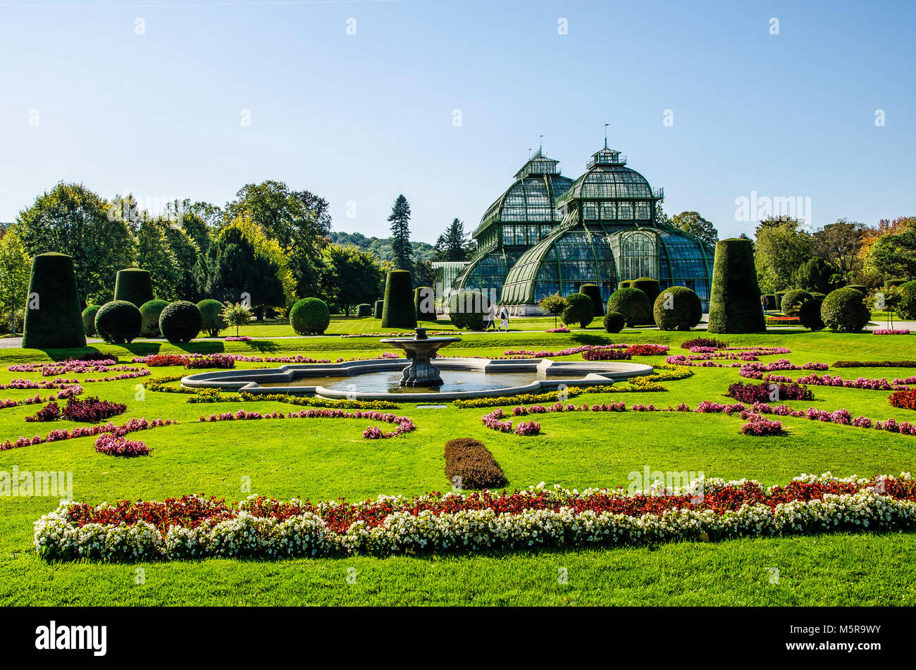 Das Palmenhaus in Schönbrunn Gardens ist einer der letzten seiner Art; ein Riese aus Stahl und Glas über 110 m lang. Stockfoto