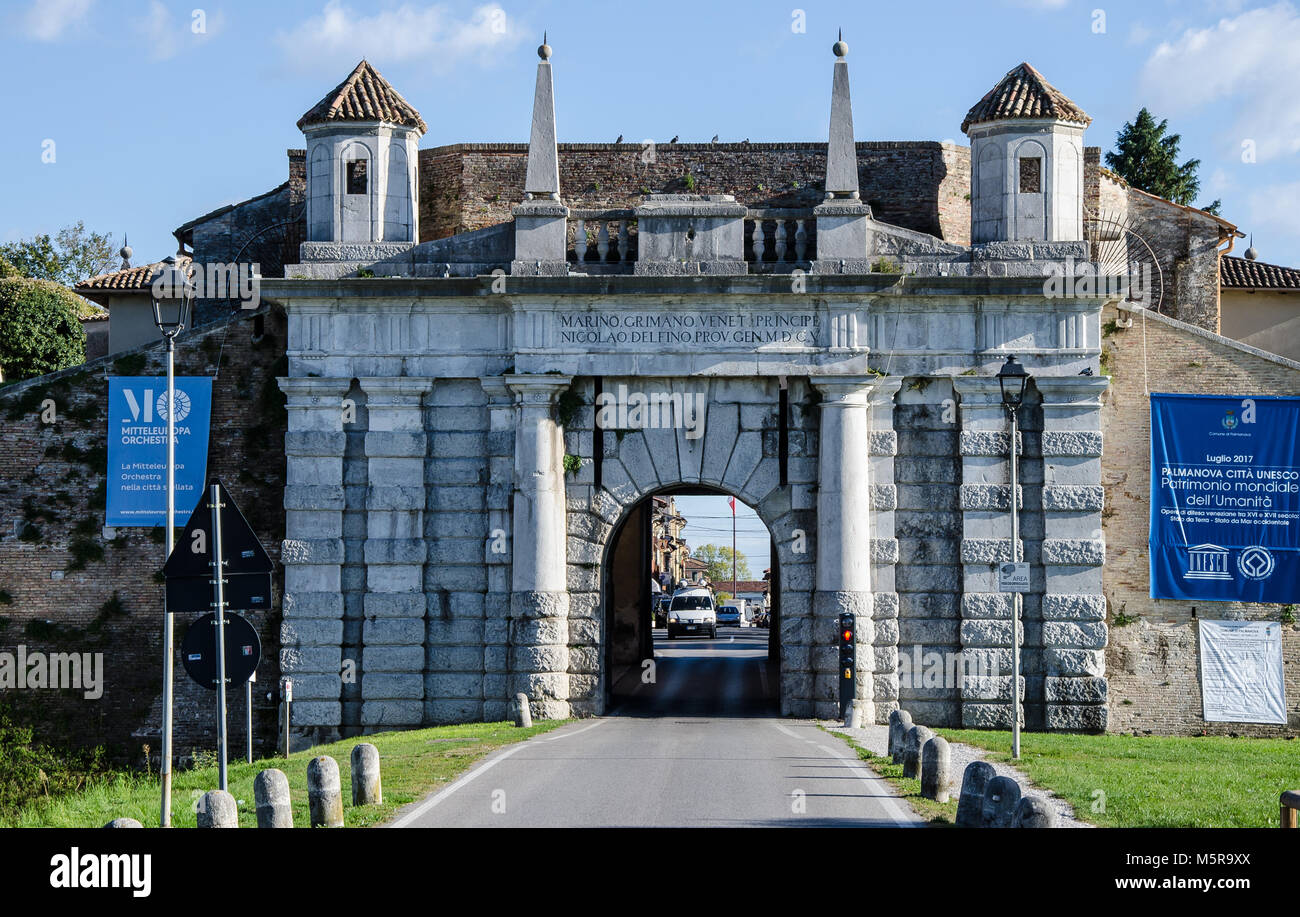 Palmanova wurde nach den Idealen einer Utopie gebaut. Es ist ein konzentrischer Stadt mit der Form eines Sterns, mit drei 9-seitig Ringstraßen. Stockfoto
