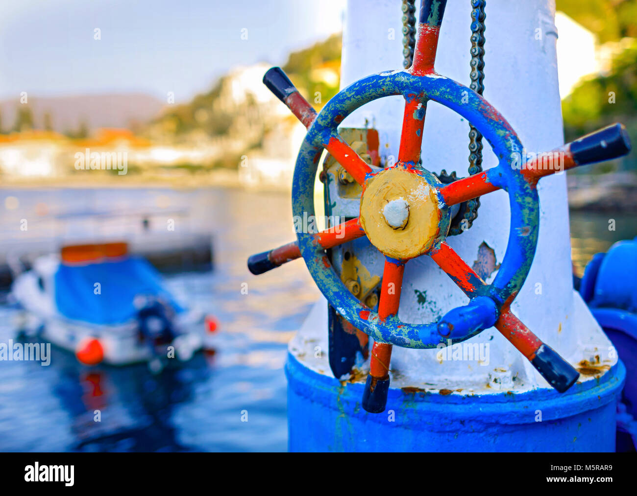 Schiff Rad mit Boot im Hintergrund. Travel Concept Stockfoto