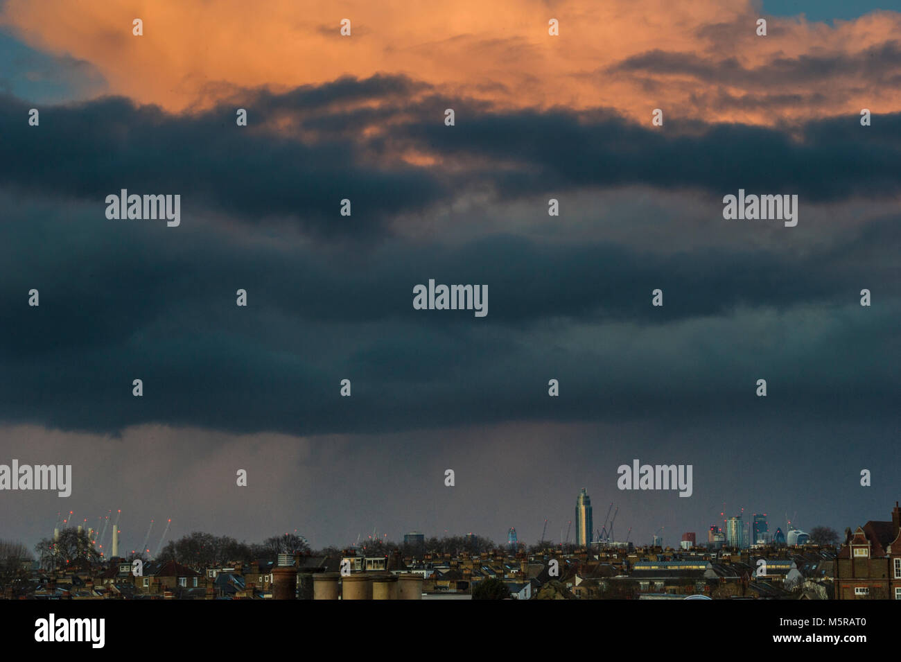 Ein Londoner Skyline mit schweren Wolken und Regen Duschen über Central London Stockfoto