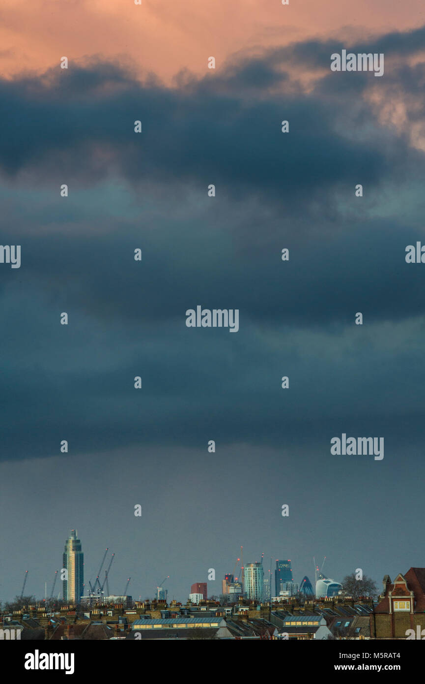 Ein Londoner Skyline mit schweren Wolken und Regen Duschen über Central London Stockfoto