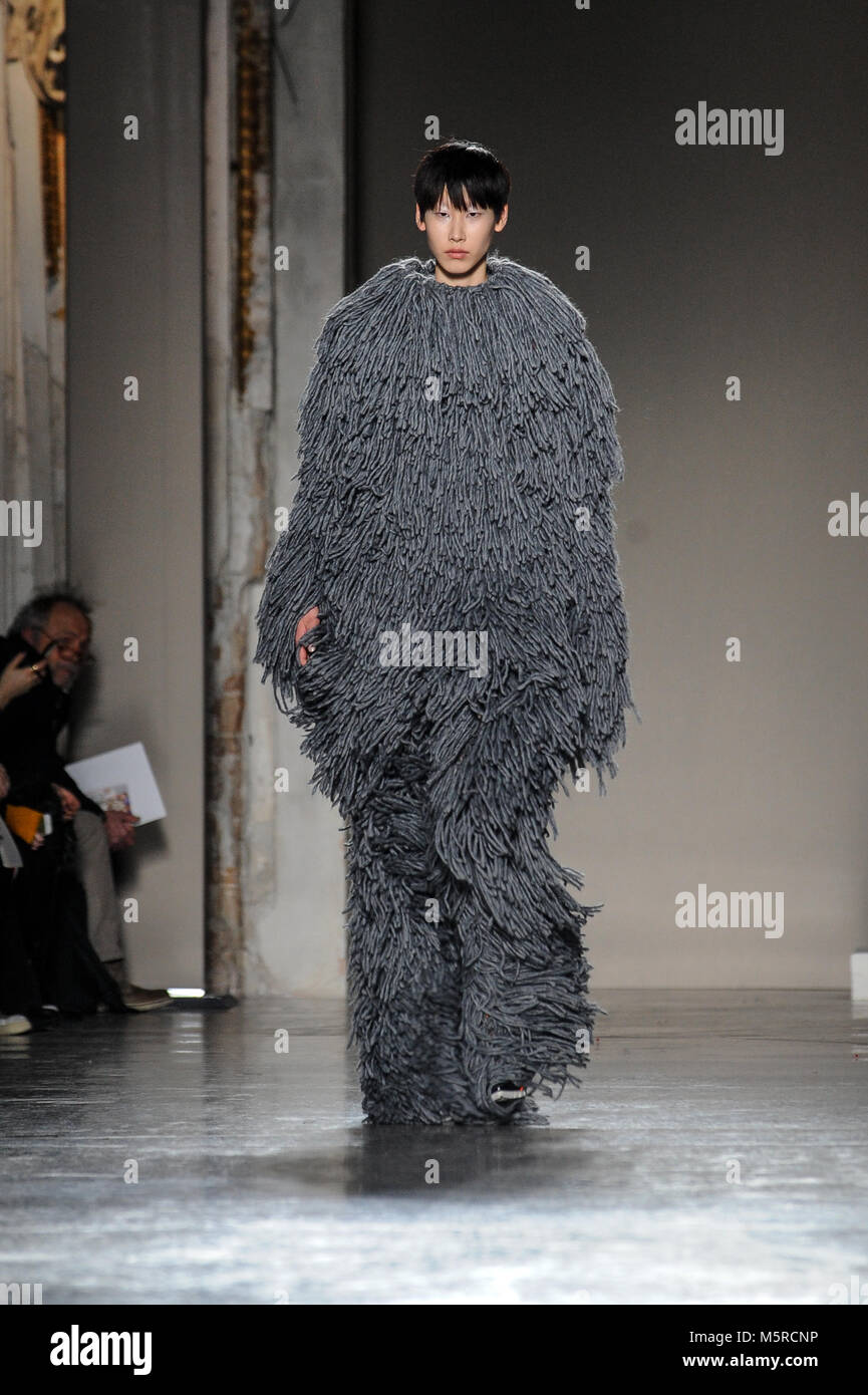 Mailand, Italien. 25 Feb, 2018. Cristiano Burani stellt den Herbst/Winter 2018-19 Kollektion auf der Mailänder Modewoche Credit: Gaetano Piazzolla/Pacific Press/Alamy leben Nachrichten Stockfoto