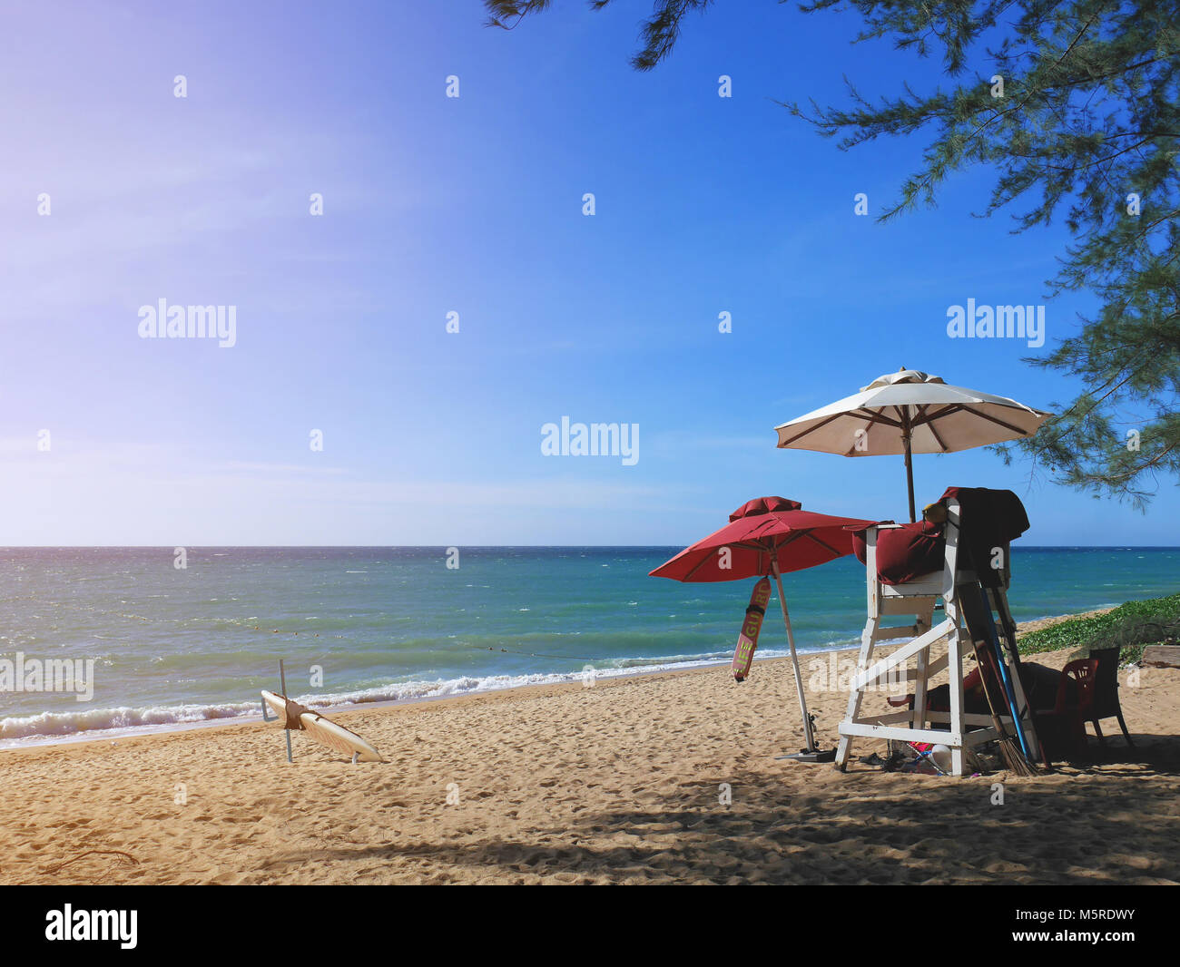 Rettungsschwimmer post auf Phuket Beach am späten Nachmittag, mit Surfbrett in Aussicht. Stockfoto