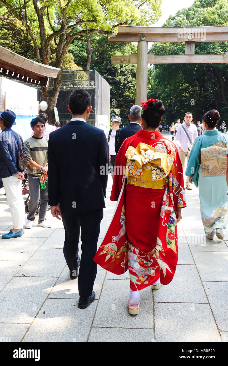 Ein paar traditionelle Kleidung tragen im Yoyogi Park. Stockfoto