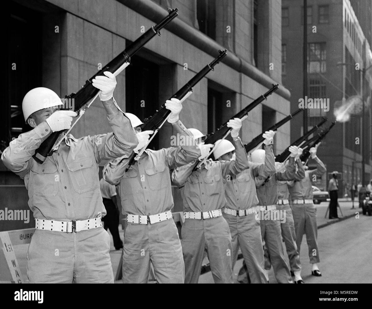 Die US-Armee 3. Abteilung der 5. Armee Brände aus eine 21-gun Salute zu ihren Krieg tot vor Chicago City Hall am LaSalle Street in der Innenstadt von Chicago im Jahr 1957. Stockfoto