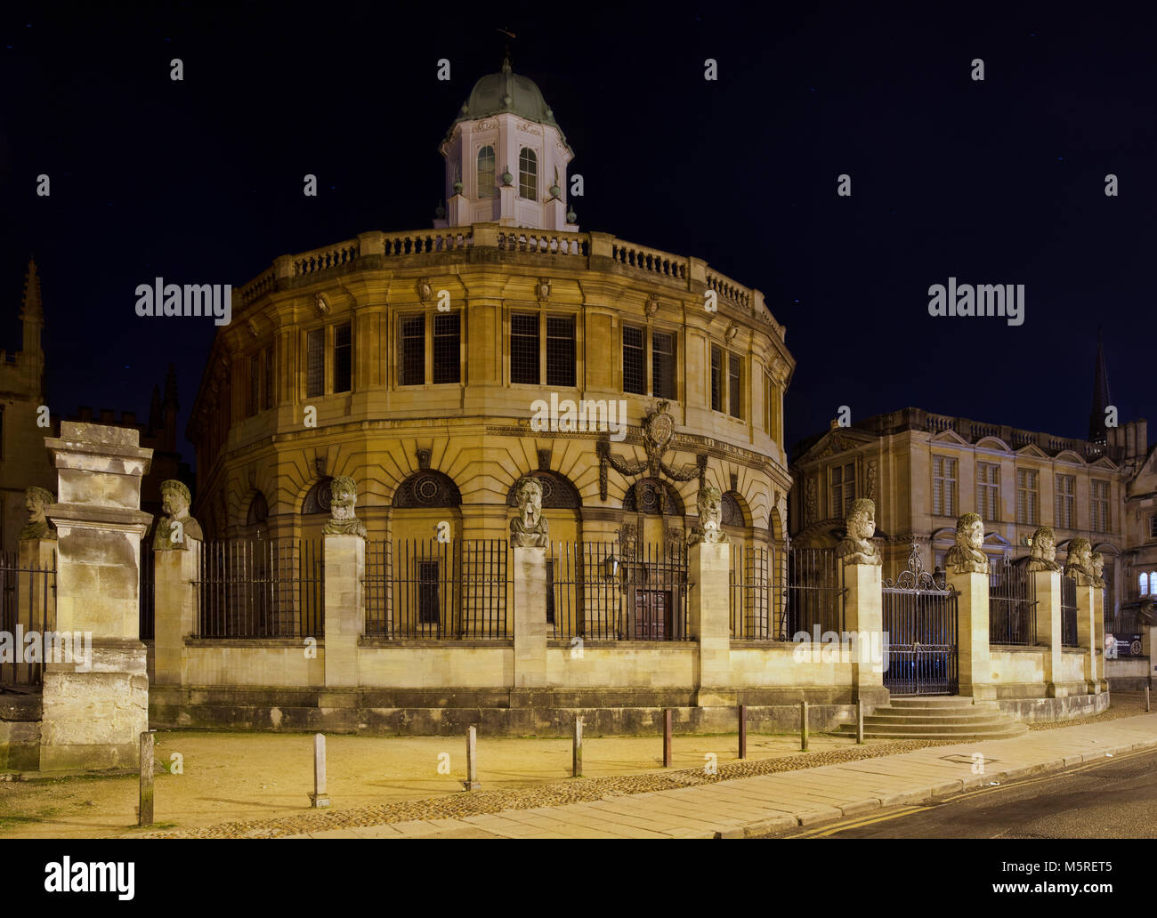 Sheldonian Theatre aus breiten Straße bei Nacht. Oxford, Oxfordshire, England Stockfoto