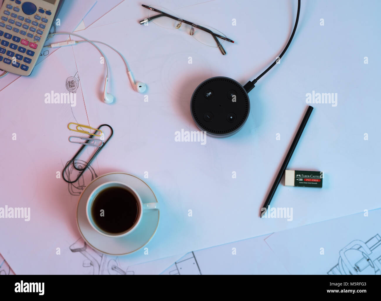 Büro Schreibtisch und Amazon Alexa künstliche Intelligenz Gerät  Stockfotografie - Alamy