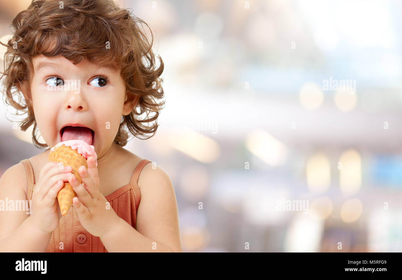 Eis essen von Kid Stockfoto