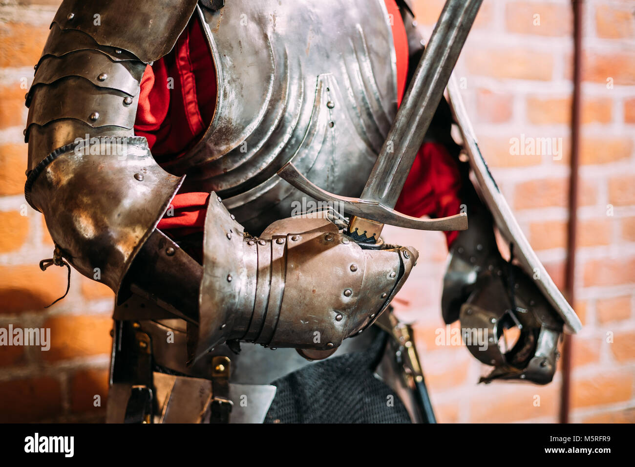 Kamyenyets, Region Brest, Belarus. Volle militärische Rüstung des Ritters Krieger des westlichen Europa des 14. Jahrhunderts im Museum im Turm von Kamyenyets. Stockfoto