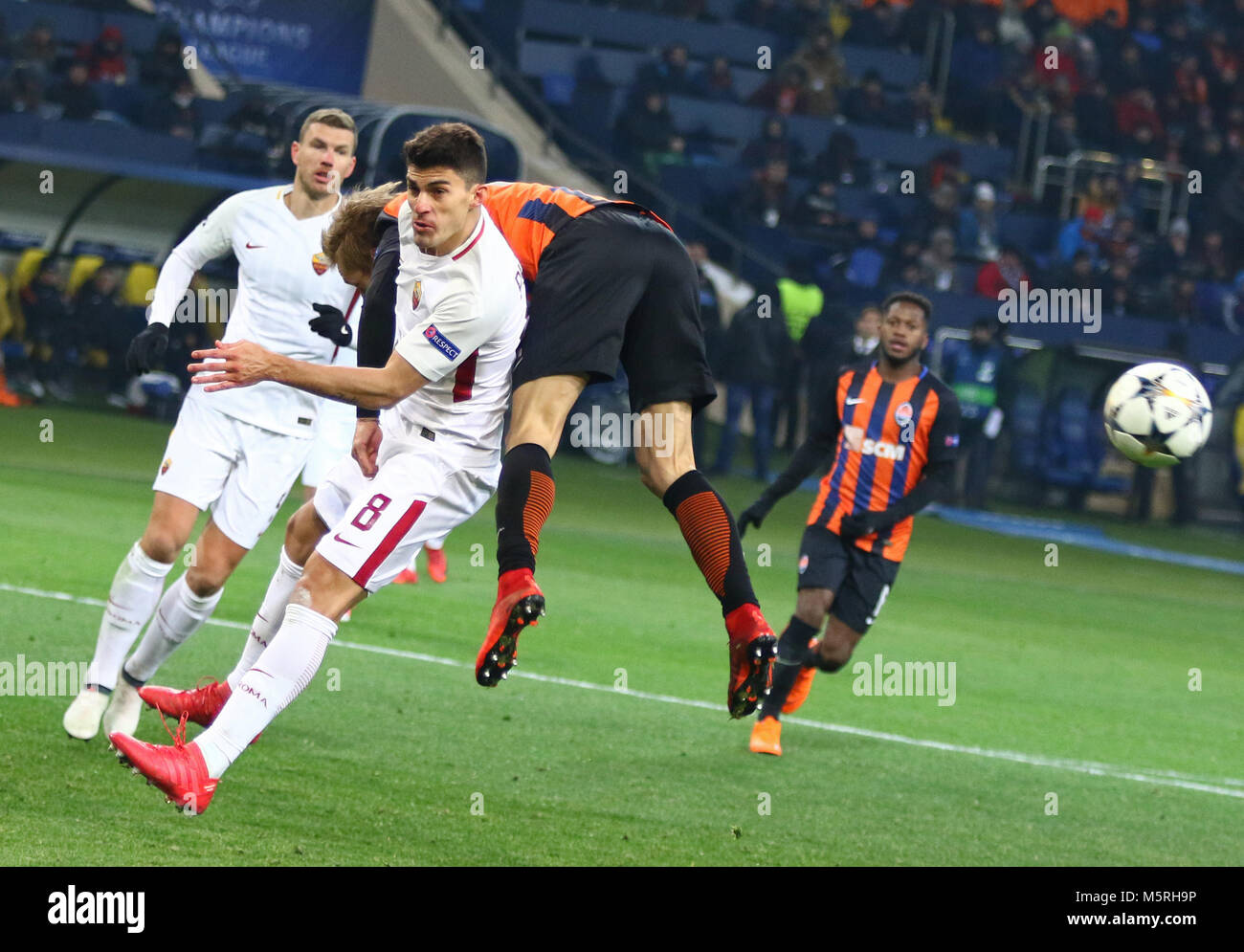 Charkow, Ukraine - 21. FEBRUAR 2018: AS Roma Spieler (weiße Hemden) kämpfen für eine Kugel mit Shakhtar Donetsk Spieler während der UEFA Champions League. Stockfoto