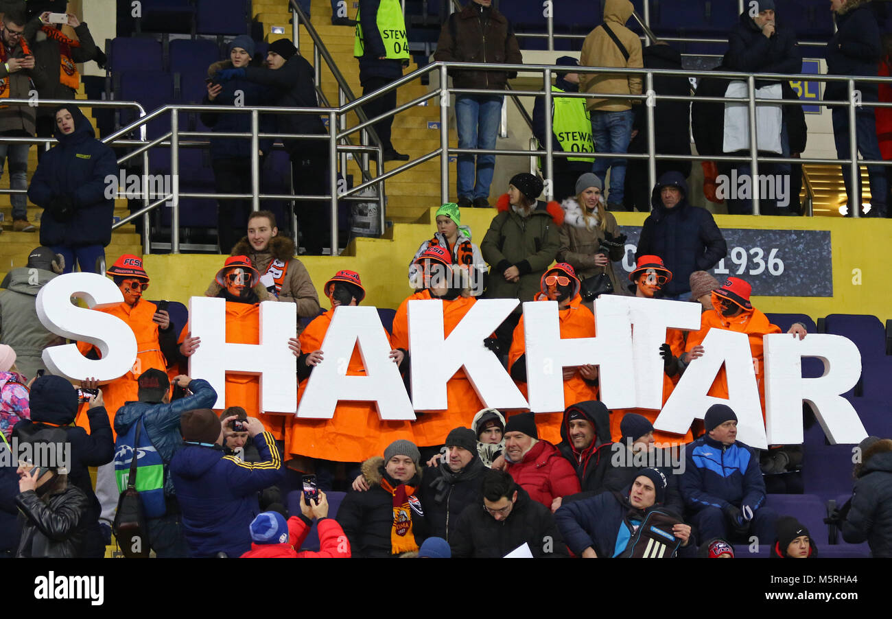 Charkow, Ukraine - 21. FEBRUAR 2018: Shakhtar Donetsk Anhänger ihre Unterstützung zeigen während der UEFA Champions League Runde 16 Spiel gegen AS Roma an Stockfoto