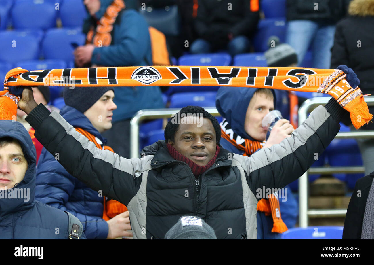 Charkow, Ukraine - 21. FEBRUAR 2018: Shakhtar Donetsk Anhänger ihre Unterstützung zeigen während der UEFA Champions League Runde 16 Spiel gegen AS Roma an Stockfoto