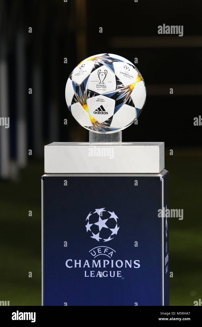 Charkow, Ukraine - 21. FEBRUAR 2018: der offizielle Spielball der UEFA Champions League Saison 2017/18 auf das Podest vor dem Champions League Runde 16 Spiel Stockfoto