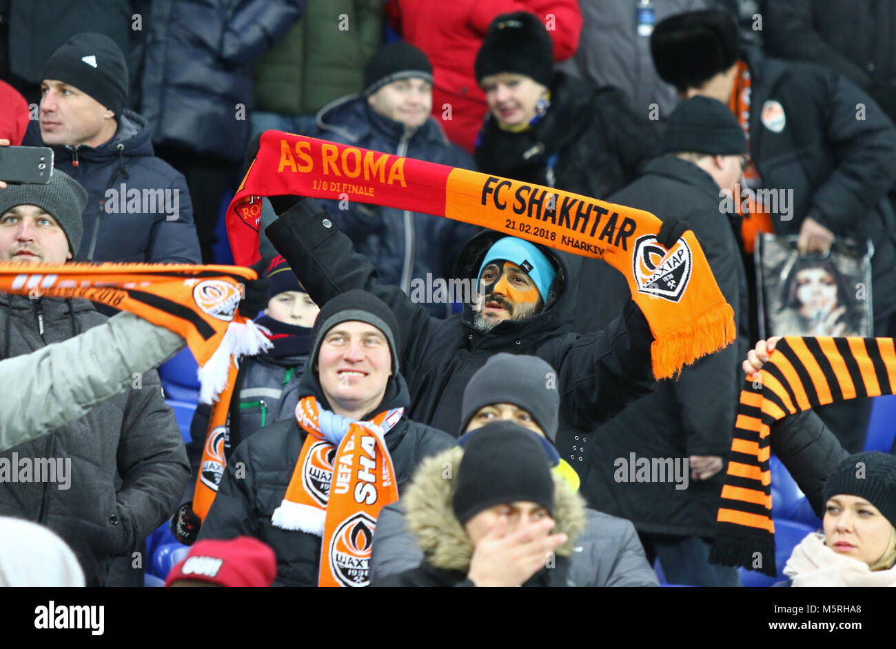 Charkow, Ukraine - 21. FEBRUAR 2018: Shakhtar Donetsk Anhänger ihre Unterstützung zeigen während der UEFA Champions League Runde 16 Spiel gegen AS Roma an Stockfoto