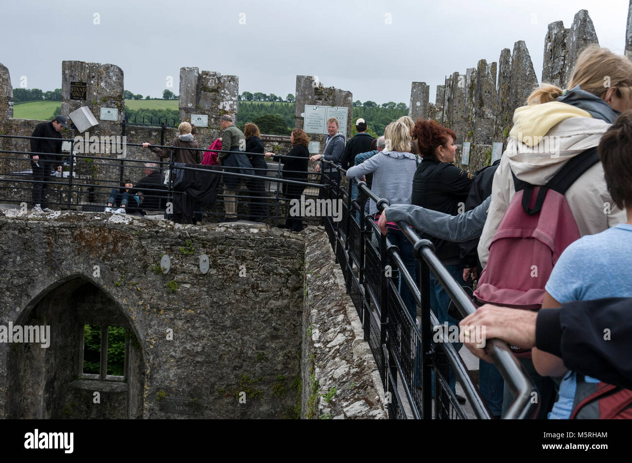 Besucher Warteschlange der Blarney Stein das Blarney Castle im Süden Irlands zu küssen. Stockfoto
