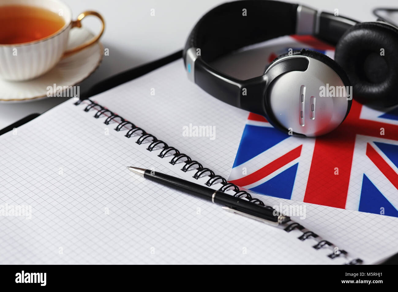 Das Erlernen von Fremdsprachen. Notepad für Einträge und eine Fahne. Lang Stockfoto