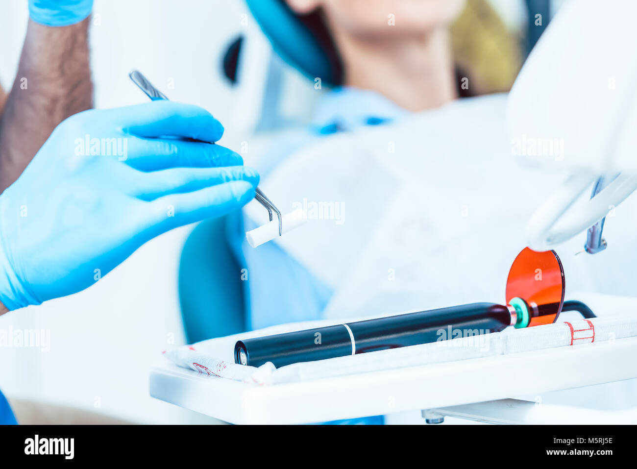 Nahaufnahme der Hand eines Zahnarztes Vorbereiten einer zahnmedizinischen LED-härtende Stockfoto