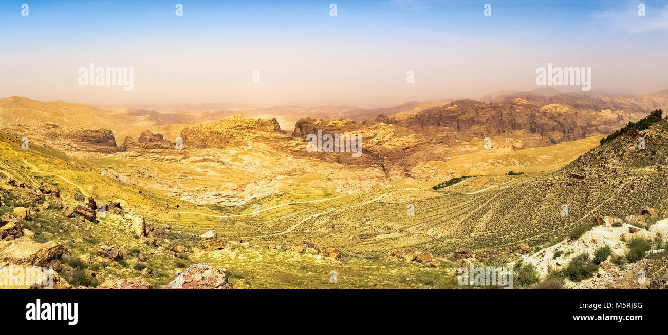 Reise in den Nahen Osten land Königreich Jordanien - blauer Himmel über Berg um Wadi Araba (Gefilde, Arava, Aravah) Fläche in der Nähe von Petra Stadt im sonnigen Autolöscher Stockfoto