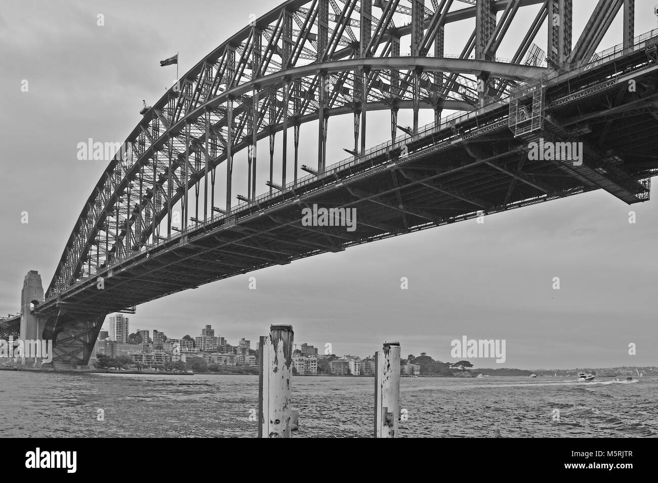 Weitwinkelaufnahme der Sydney Harbour Bridge in mononchrome. Dawes Point. Australien Stockfoto