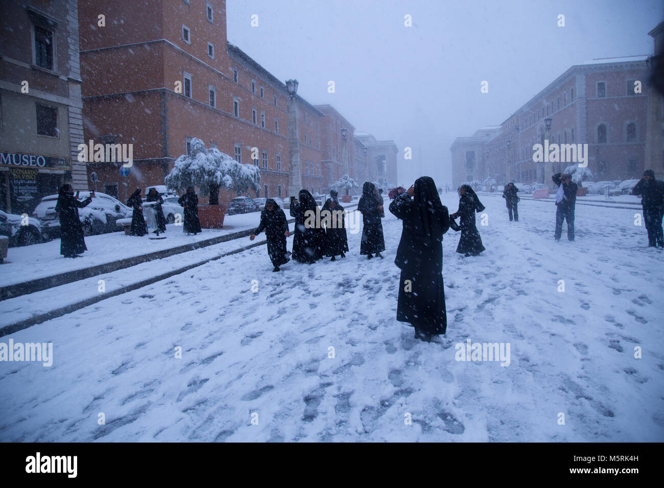 Roma, Italien. 26 Feb, 2018. Nonnen unter dem Schnee an der Via della Conciliazione Petersdom während der schneefälle, dass Rom am 26 Februar, 2018 Quelle: Matteo Nardone/Pacific Press/Alamy leben Nachrichten Stockfoto