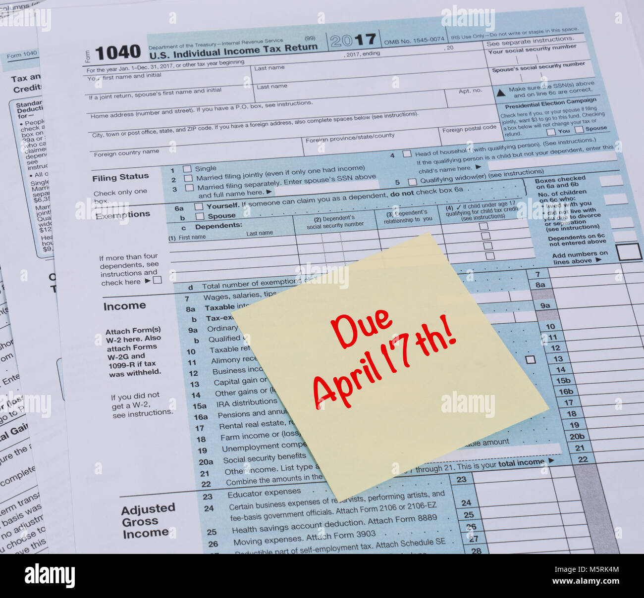 IRS 1040 Steuerformular mit Erinnerung für Steuern auf April 17. Stockfoto