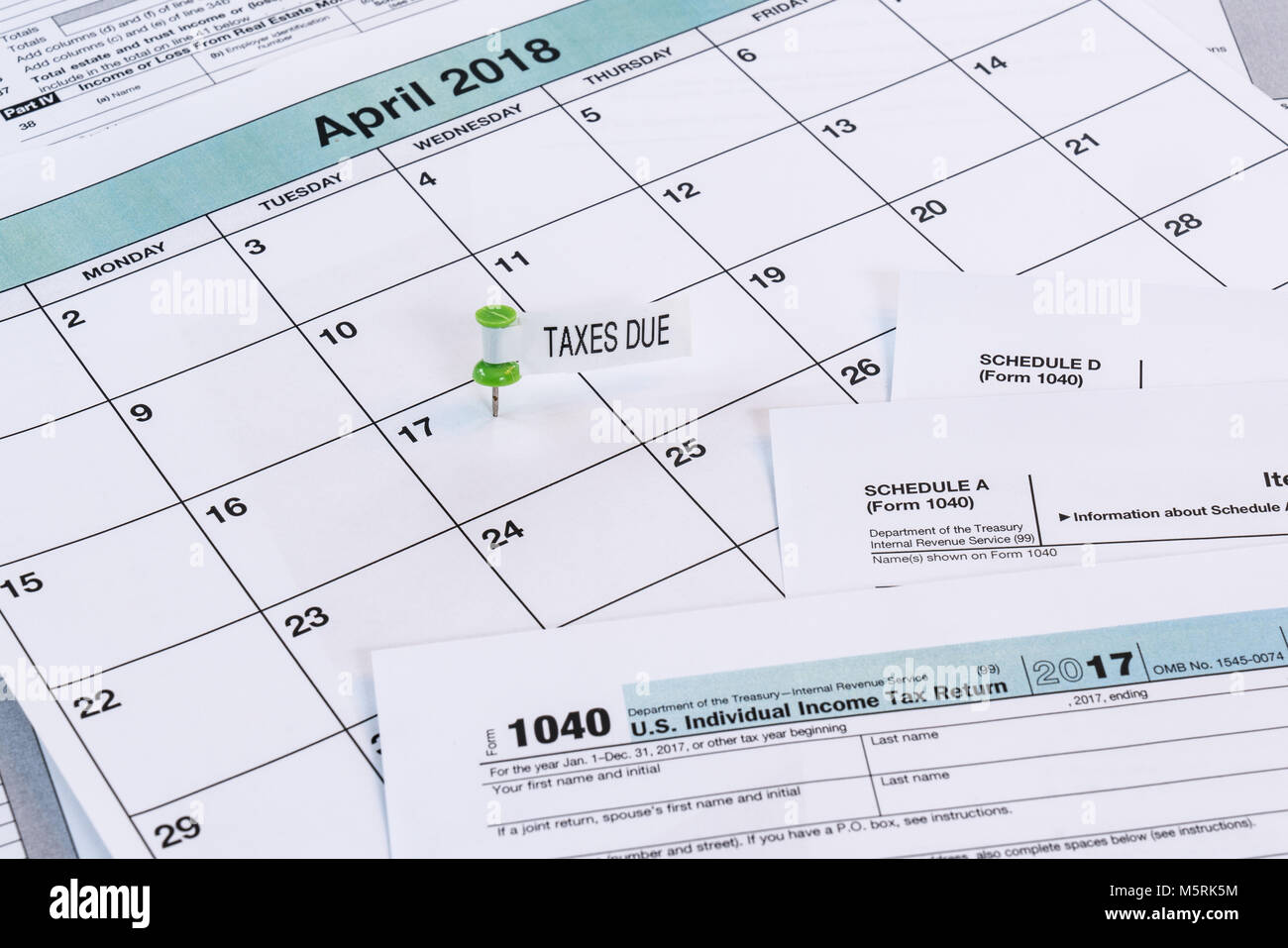 Kalender mit Erinnerung für Steuern auf April 17. Stockfoto