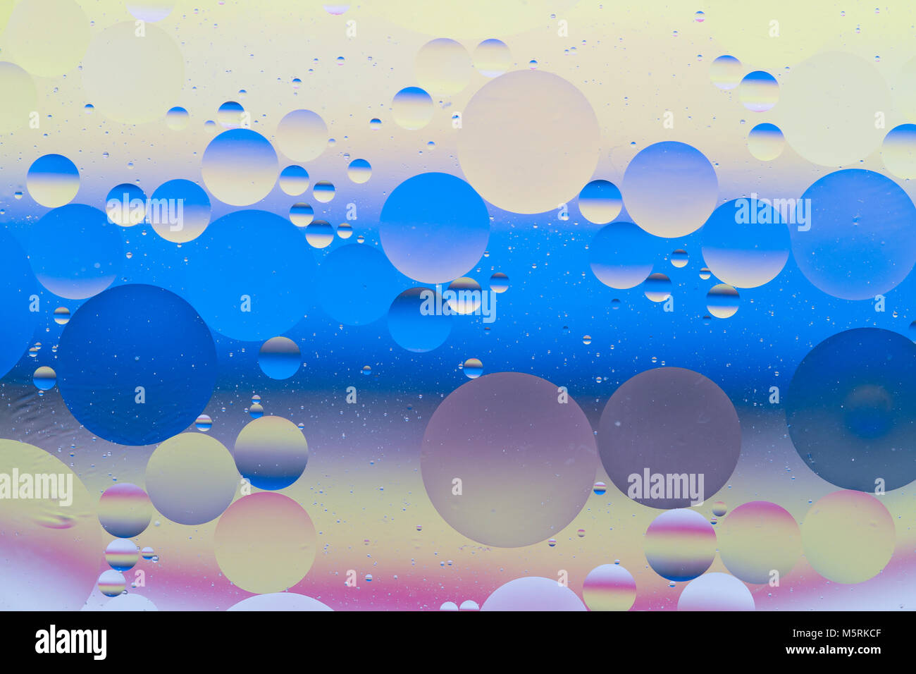 Bunte Blase Sphären Hintergrund in der Flüssigkeit Stockfoto