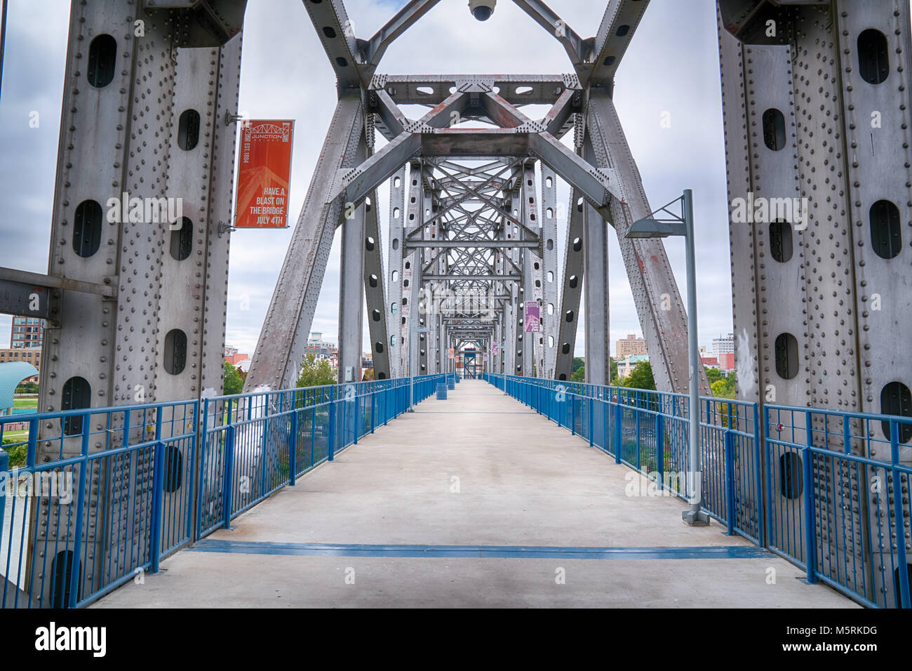 LITTLE ROCK, AR - 11. Oktober 2017: Die Brücke ist ein historisches revitalisiert Fußgängerbrücke über den Arkansas River in Little Rock, Arkansas Stockfoto