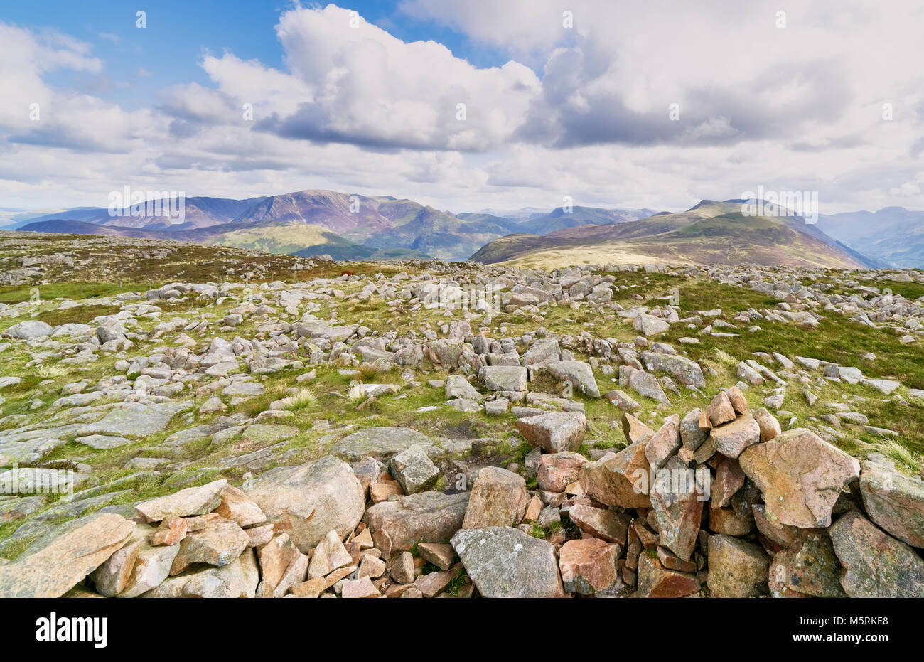 Blick vom Gipfel Tierheim von großer Lasten mit den Gipfeln der Grasmoor, Robinson und Red Pike in der Ferne im englischen Lake District. Stockfoto