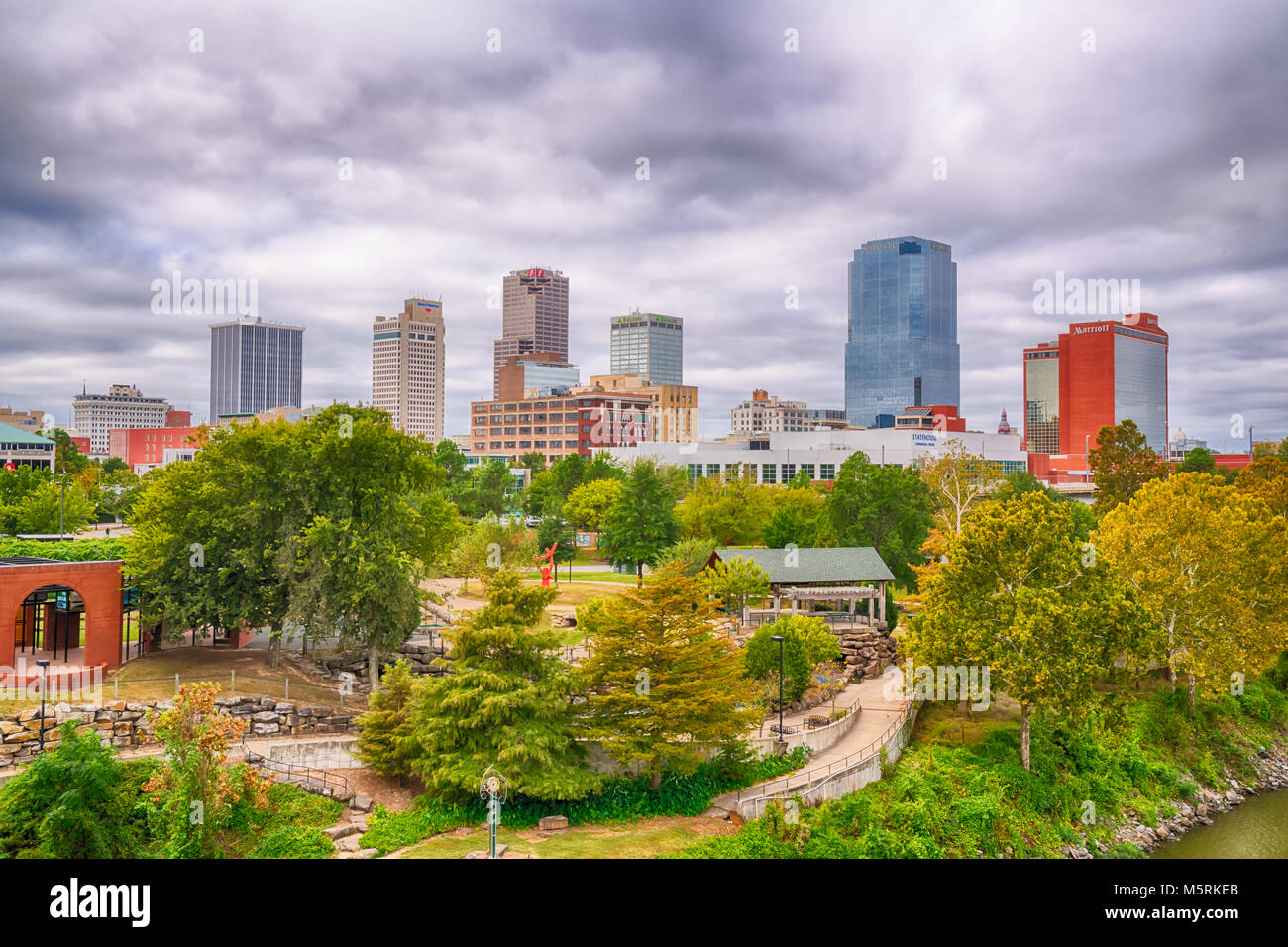 LITTLE ROCK, AR - Oktober 11, 2017: Little Rock City Skyline von der Kreuzung Brücke über den Arkansas River Stockfoto