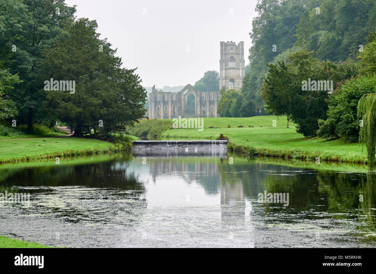 FOUNTAINS ABBEY, RIPON, England, Großbritannien - September 04, 2017: Zisterzienserkloster Grundstück und die Ruinen von Fountains Abbey in North Yorkshire, England, UK. Stockfoto