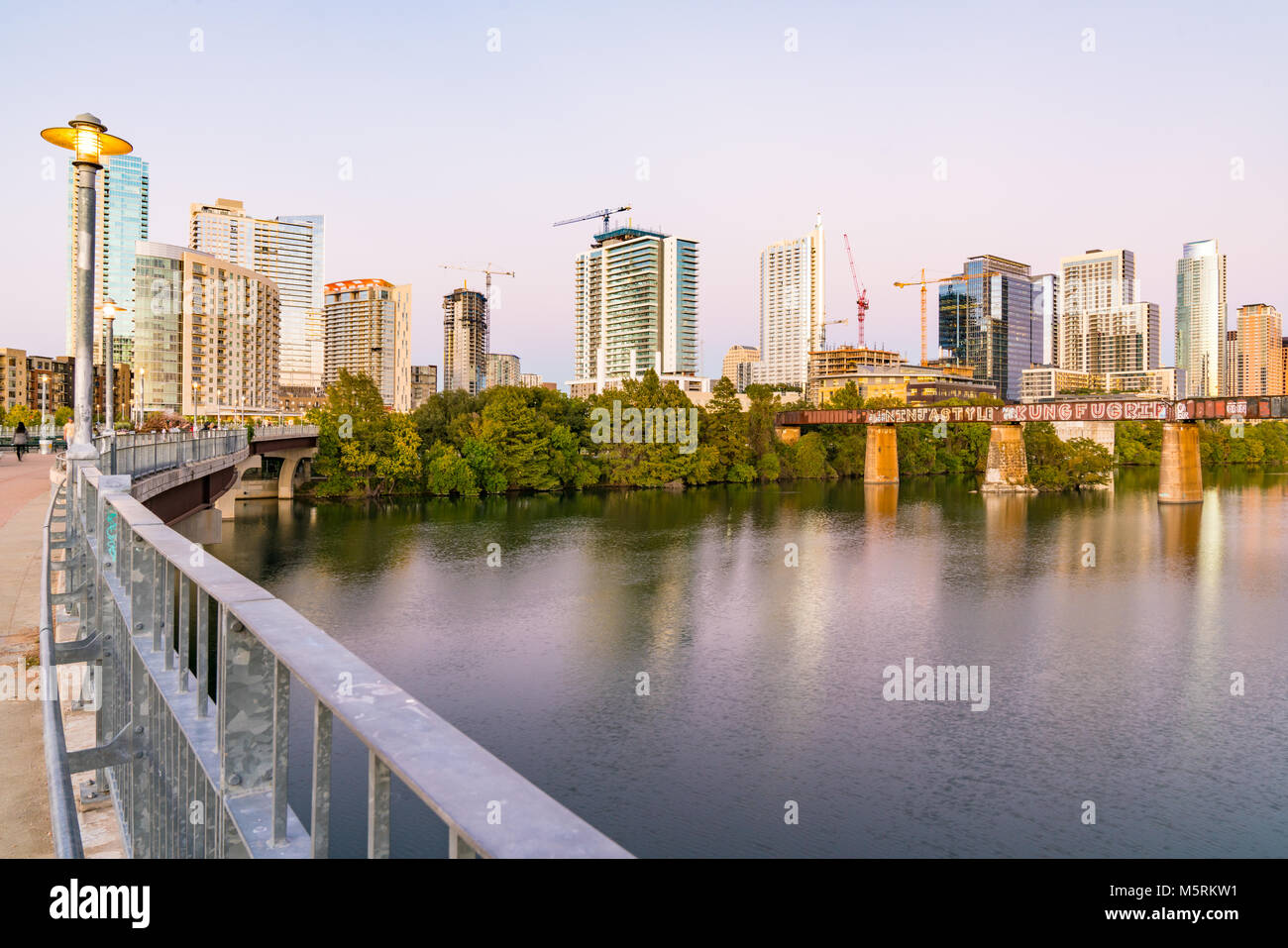 AUSTIN, TX - Oktober 28, 2017: Skyline von Austin, Texas von der Pfluger Fußgängerbrücke Stockfoto