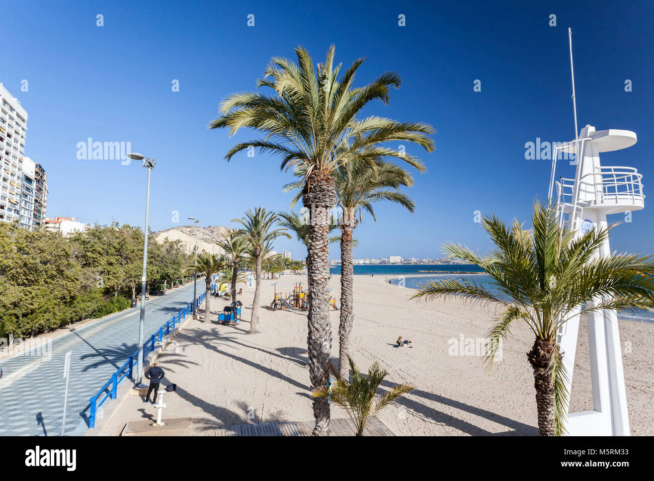 Mediterranean Beach, Playa Postiguet, sonnigen Wintertag. Alicante, Spanien. Stockfoto