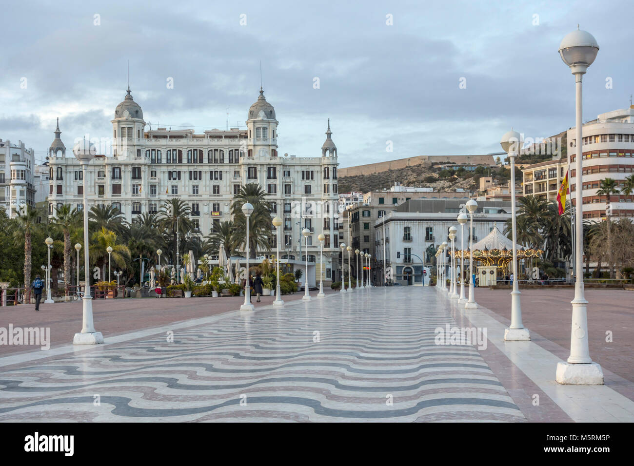 Iconic City Point in der Nähe von Hafen, Platz Puerta del Mar. Alicante, Spanien. Stockfoto