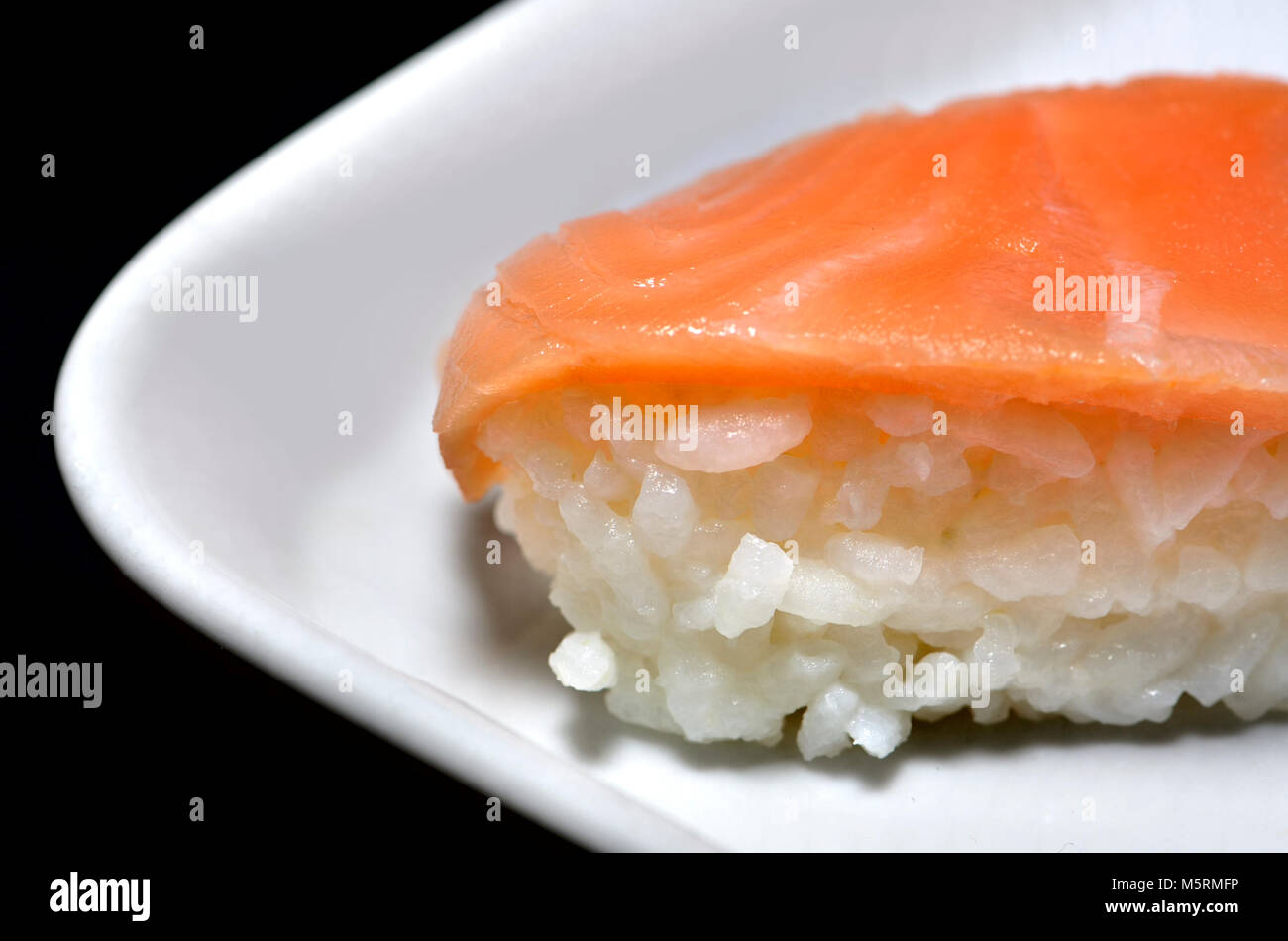 Sushi auf einem weißen Teller: Nigiri (Fisch serviert auf Reis) Stockfoto