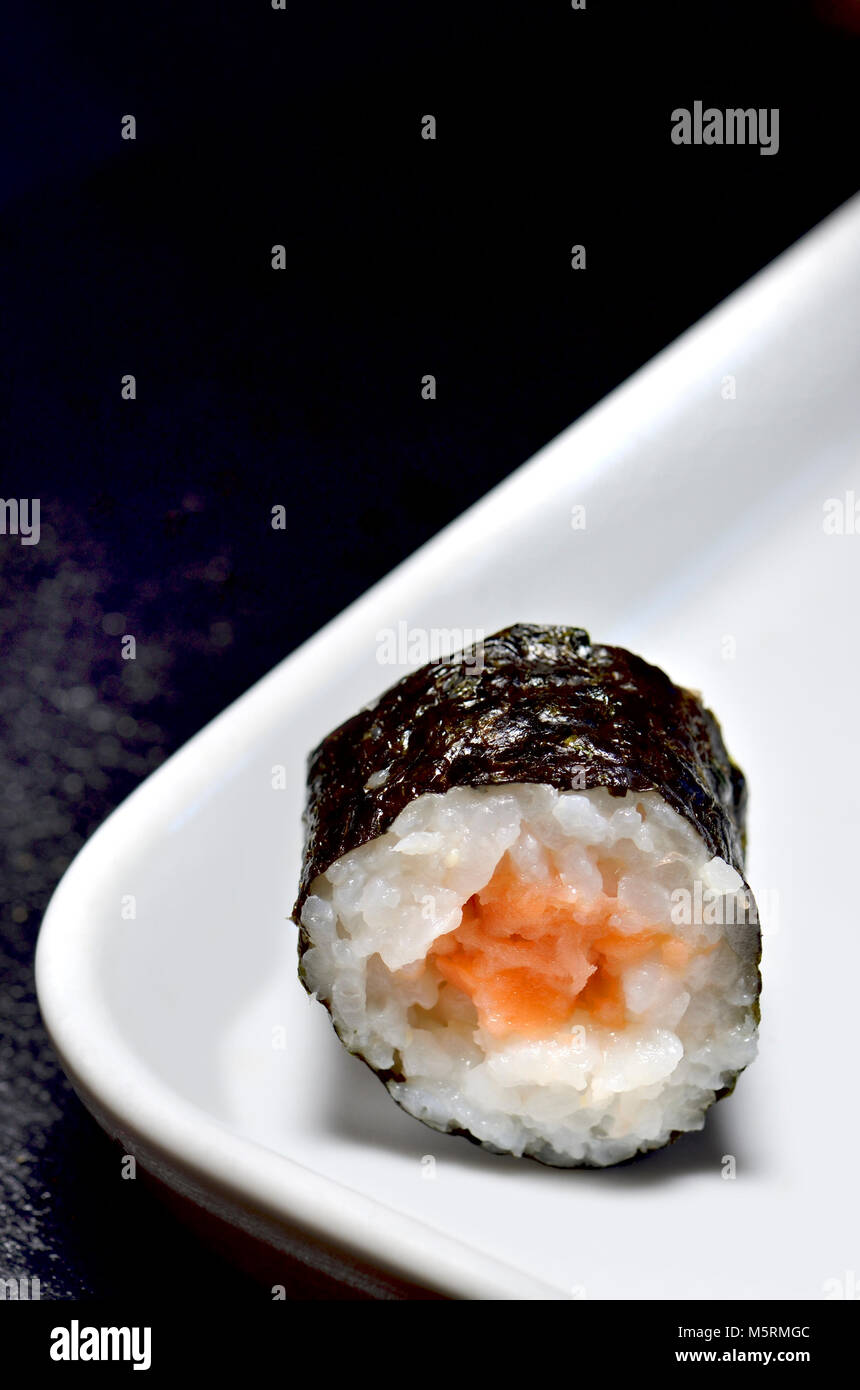 Sushi auf einem weißen Teller: Maki (Rolle in Seetang eingewickelt) Stockfoto