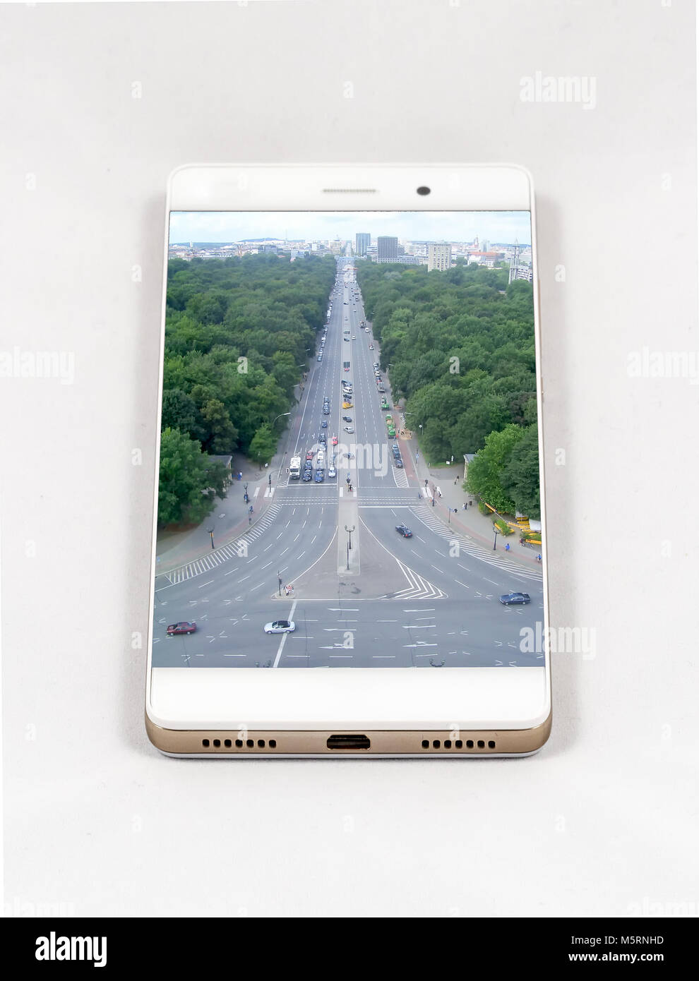 Moderne Smartphones mit großes Bild von Berlin, Deutschland. Konzept für Reisen smartphone Fotografie. Alle Bilder in dieser Komposition von mir gemacht werden Stockfoto