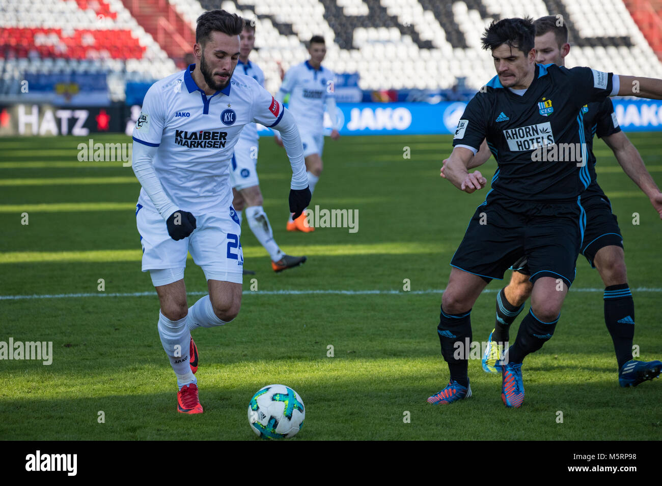 Karlsruhe, Deutschland. 25 Feb, 2018. Bundesliga Fussball: Fabian Schleusener (Ksc) Angriffe gegen Tom Scheffelv (CFC), Wildparkstadion Karlsruhe, Deutschland. Credit: tmc-fotografie.de/Alamy leben Nachrichten Stockfoto