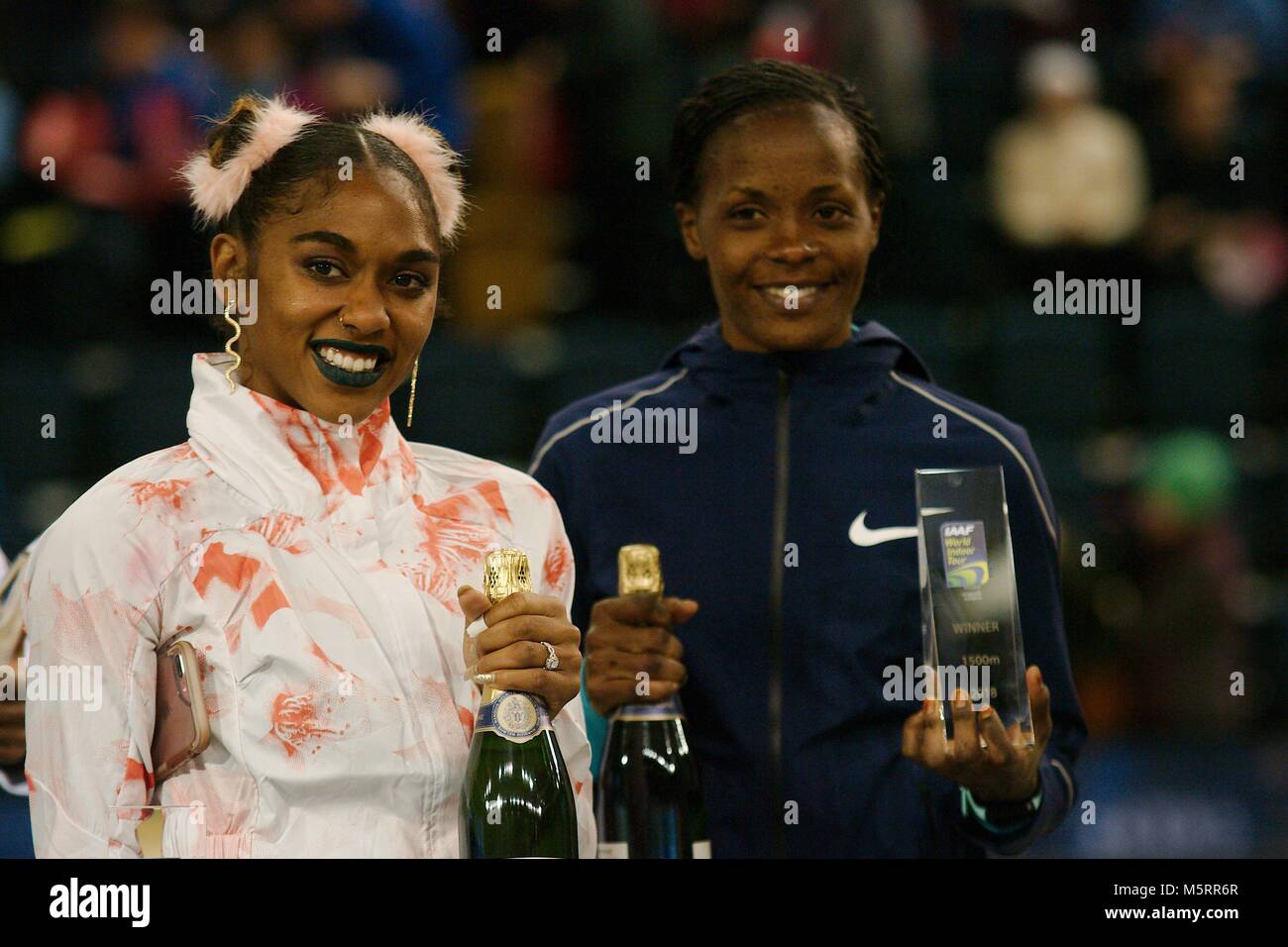 Glasgow, Schottland, 25. Februar 2018. Die gesamtsieger der IAAF World Indoor Tour Christina Manning, 60 m Hürden, Beatrice Chepkoech, 1500 m, bei der Präsentation in Glasgow. Credit: Colin Edwards/Alamy Leben Nachrichten. Stockfoto