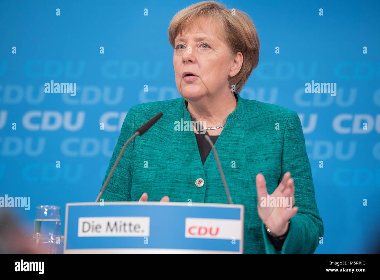 Berlin, Deutschland. 25 Feb, 2018. Angela Merkel am 25. Februar 2018 auf einer Pressekonferenz über Ihr neues Kabinett und die kommende Diskussion über die Große Koalition mit der SPD. Credit: James Rea/Alamy leben Nachrichten Stockfoto