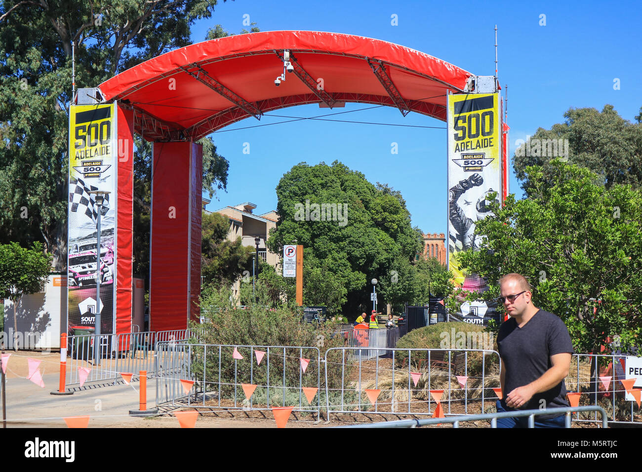 Adelaide Australien 26. Februar 2018. Die Tore, wo Tausende von Zuschauern erwartet werden zu durchlaufen werden als letzte Vorbereitungen eingerichtet sind für die Adelaide Clipsal 500 eine jährliche Motor Racing Event für Supercars ab 1. März, feiert sein 20-jähriges Bestehen und ist auf dem ehemaligen australischen Formel 1 Grand Prix Strecke im Victoria Park Credit gehalten: Amer ghazzal/Alamy leben Nachrichten Stockfoto