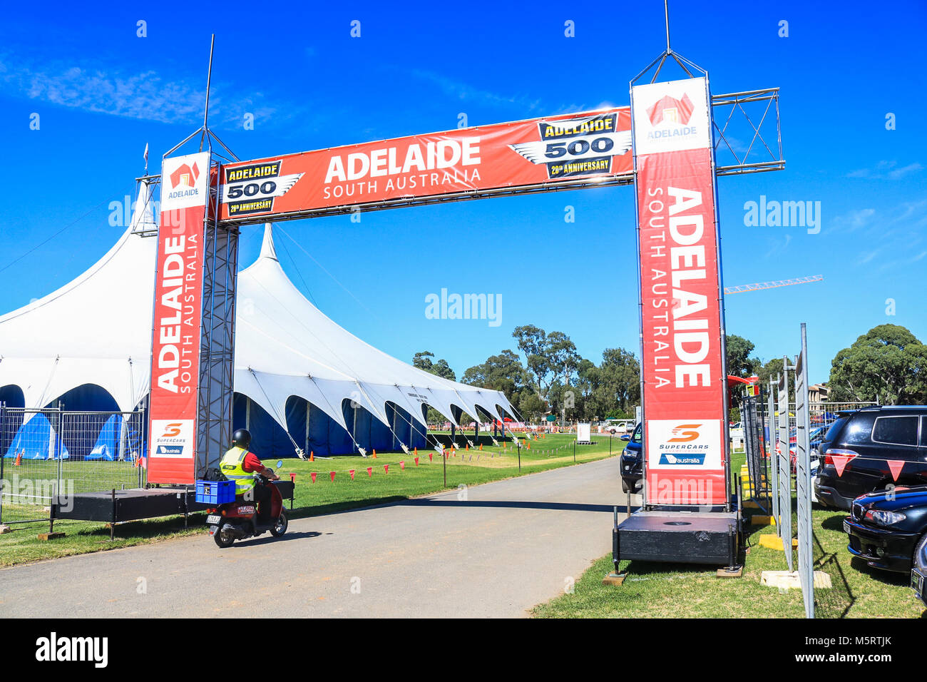 Adelaide Australien 26. Februar 2018. Die Tore, wo Tausende von Zuschauern erwartet werden zu durchlaufen werden als letzte Vorbereitungen eingerichtet sind für die Adelaide Clipsal 500 eine jährliche Motor Racing Event für Supercars ab 1. März, feiert sein 20-jähriges Bestehen und ist auf dem ehemaligen australischen Formel 1 Grand Prix Strecke im Victoria Park Credit gehalten: Amer ghazzal/Alamy leben Nachrichten Stockfoto