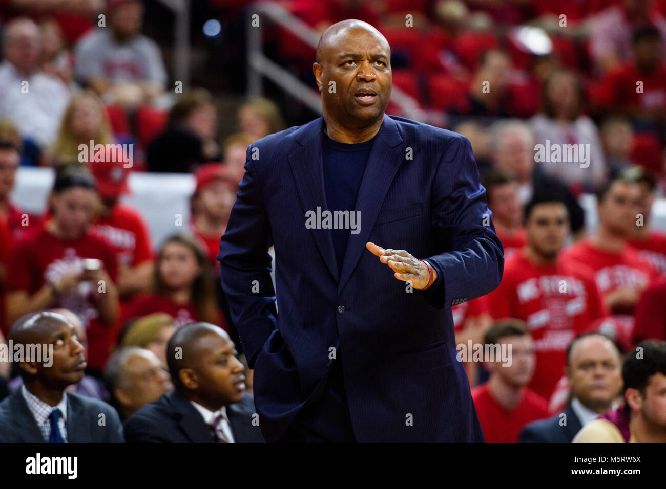 Raleigh, North Carolina, USA. 25 Feb, 2018. Florida State Seminoles Haupttrainer Leonard Hamilton während der NCAA College Basketball Spiel zwischen der Florida State Seminoles und der NC-Zustand Wolfpack am PNC Arena am Sonntag, den 25. Februar 2018 in Raleigh, NC. Credit: Cal Sport Media/Alamy leben Nachrichten Stockfoto