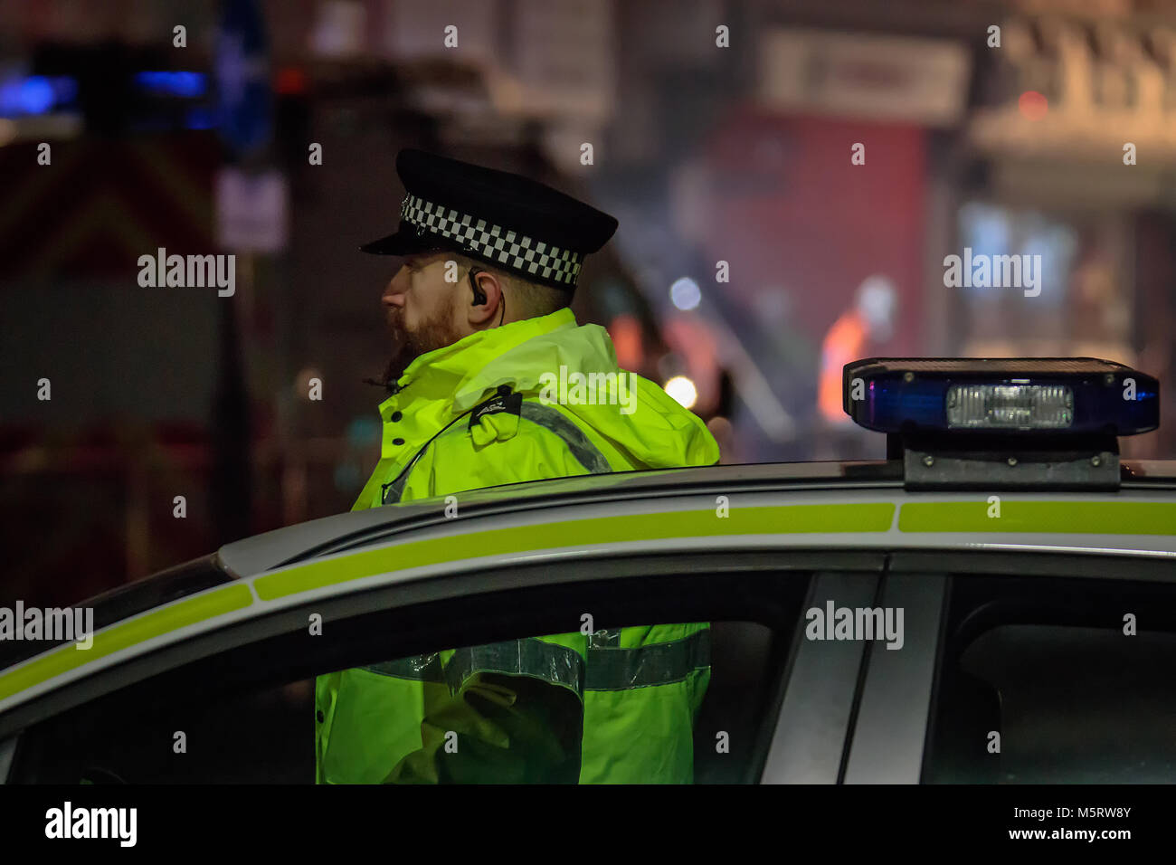 Leicester, Großbritannien. 26 Feb, 2018. Polizeioffizier Absperrungen von der Straße an der Szene von der Explosion auf Hinckley Road in Leicester. Polizisten am Hinckley Road in Leicester Sonntag, den 25. Februar 2018. Quelle: David Morton/Alamy leben Nachrichten Stockfoto