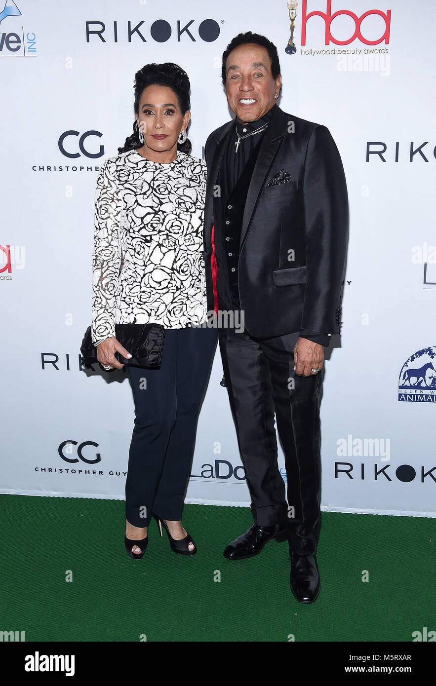 Hollywood, Kalifornien, USA. 25 Feb, 2018. Smokey Robinson und Frances Glandney kommt für die Hollywood Schönheit Auszeichnungen bei Avalon Hollywood. Credit: Lisa O'Connor/ZUMA Draht/Alamy leben Nachrichten Stockfoto